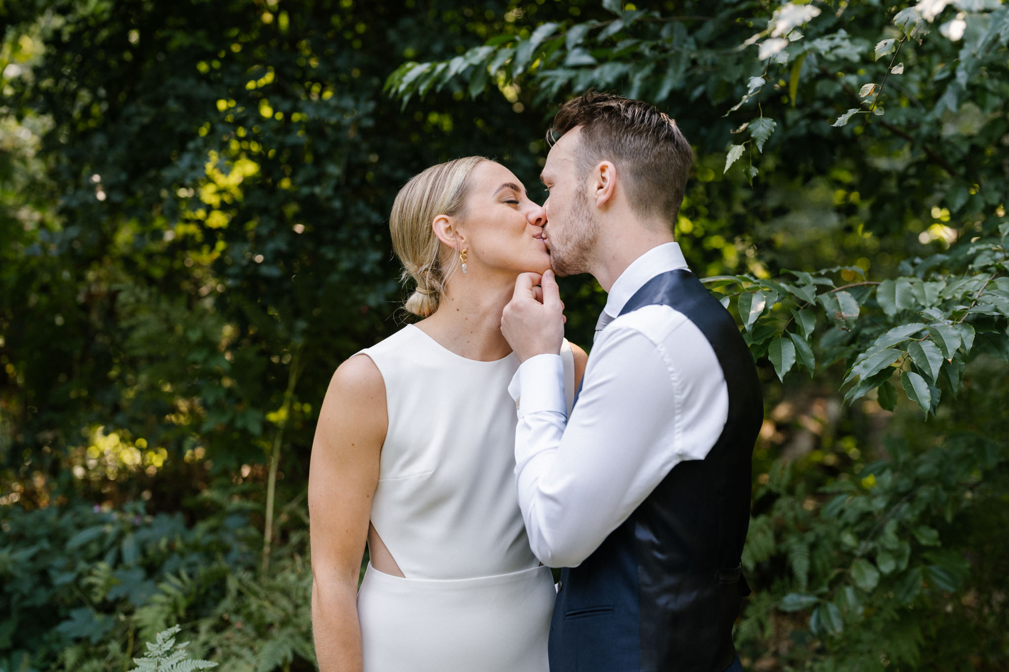 Wedding portraits in the gardens of Huize Frankendael
