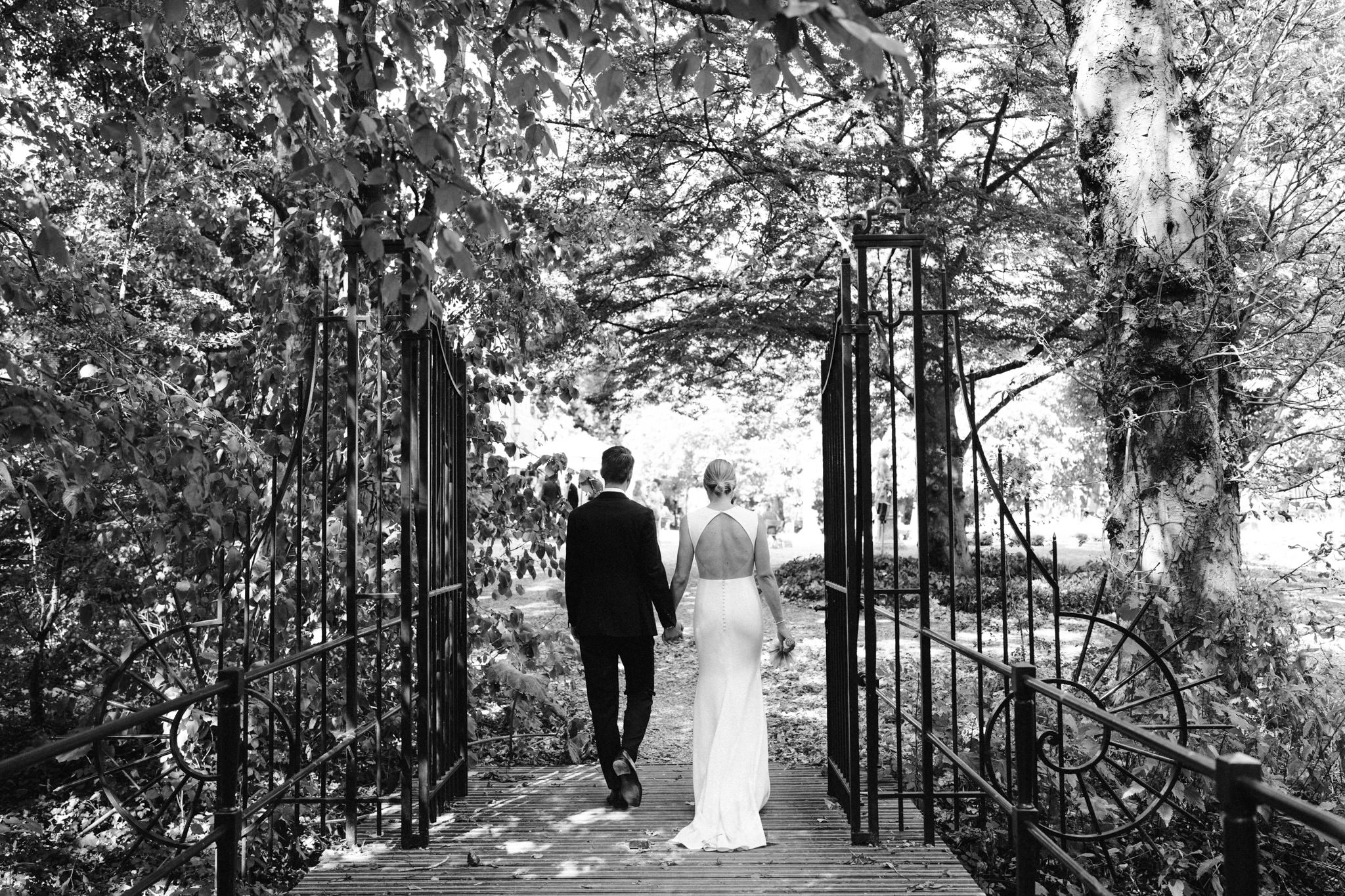 Couple walking through the park at Huize Frankendael