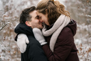 Verloofd stel in de sneeuw