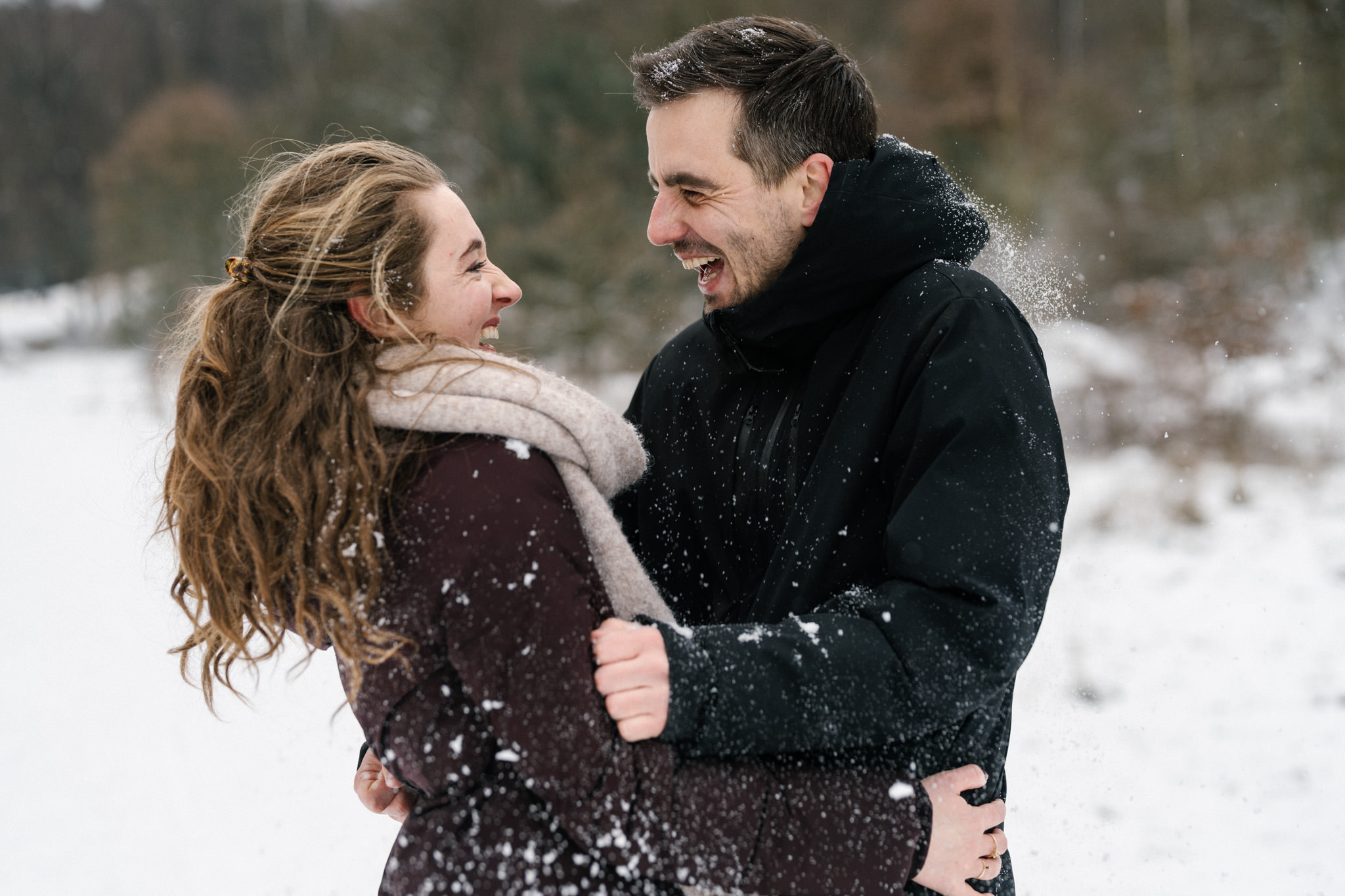 Kersvers verloofd stel tijdens sneeuwballen gevecht