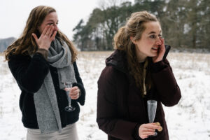 Emotionele zusjes in de sneeuw